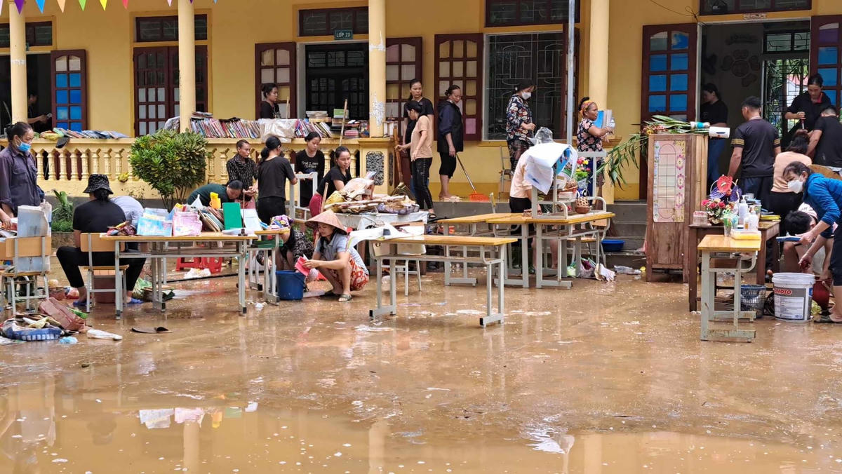 Dọn dẹp sau lũ tại Trường Tiểu học Châu Thắng (Quỳ Châu, Nghệ An). Ảnh: Điền Bắc.