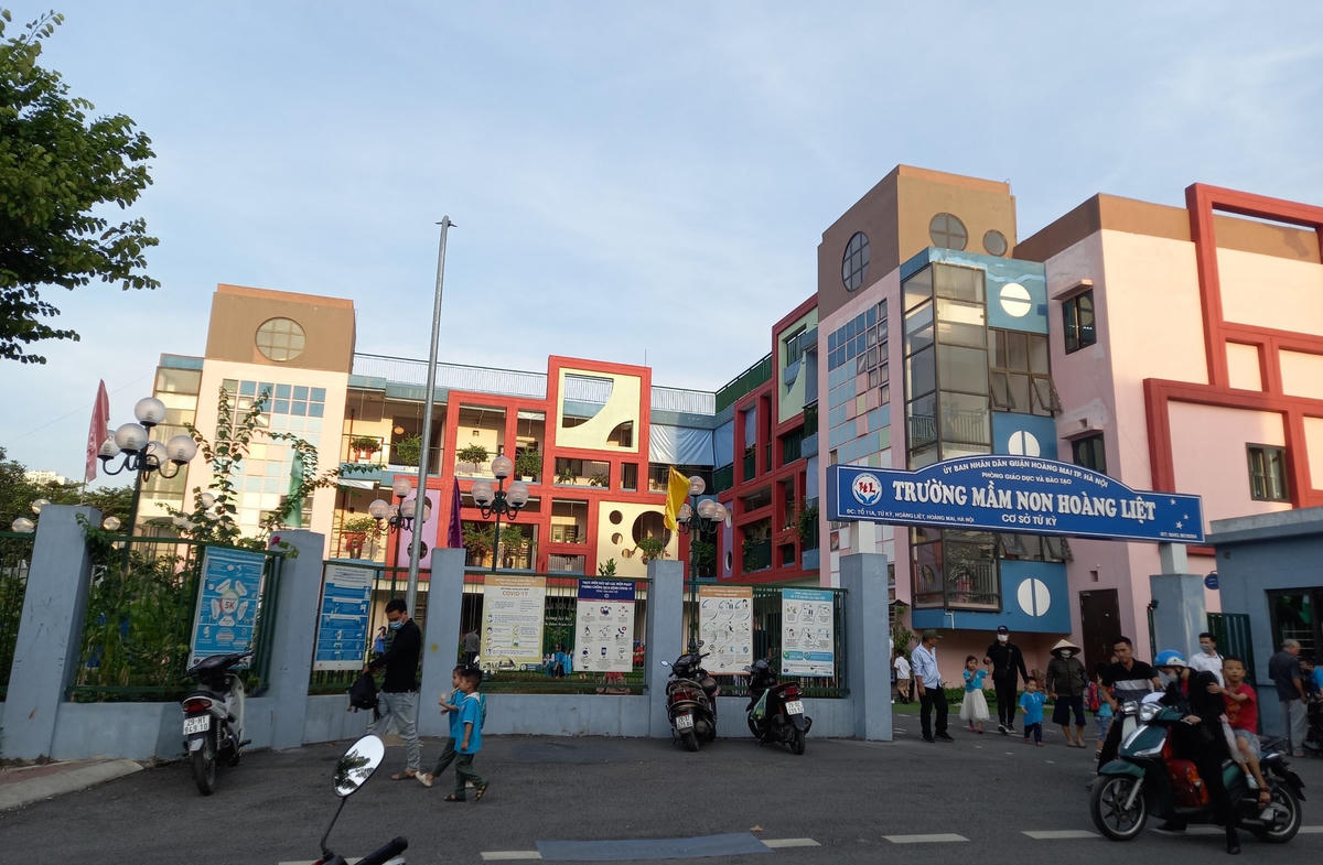 Theo một giáo viên Trường mầm non Hoàng Liệt cho hay: "Do cơ sở Trường mầm non Hoàng Liệt (trường cũ) bị xuống cấp không đảm bảo an toàn cho việc học và giảng dạy nên UBND quận Hoàng Mai đã xây dựng ngôi trường mới này. Từ khi chuyển sang trường mới thì trường cũ không sử dụng nữa, nhưng ngôi trường cũ vẫn thuộc sự quản lý của nhà trường".