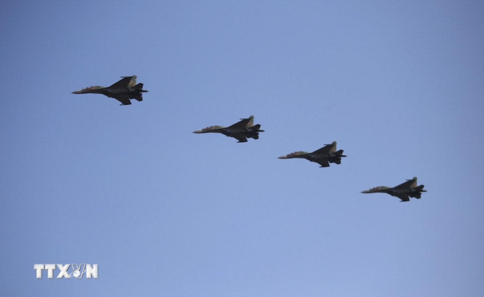 Trong quá trình tập luyện, Su-30MK2 bay thành 2 biên đội gồm 3 và 4 chiếc. (Ảnh: Lê Xuân/TTXVN)
