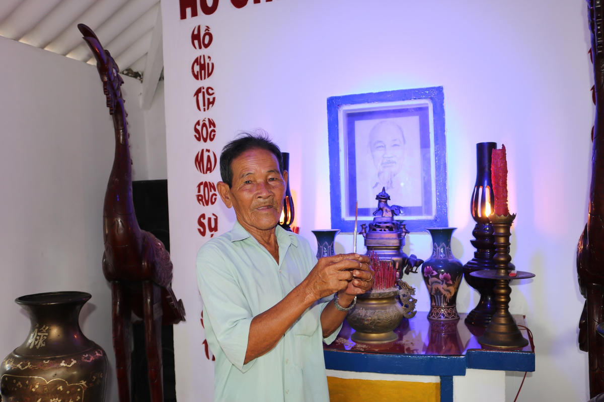 5 chân nhang mang từ Đền thờ Bác Hồ ở Hà Nội về được giữ gìn cẩn thận.