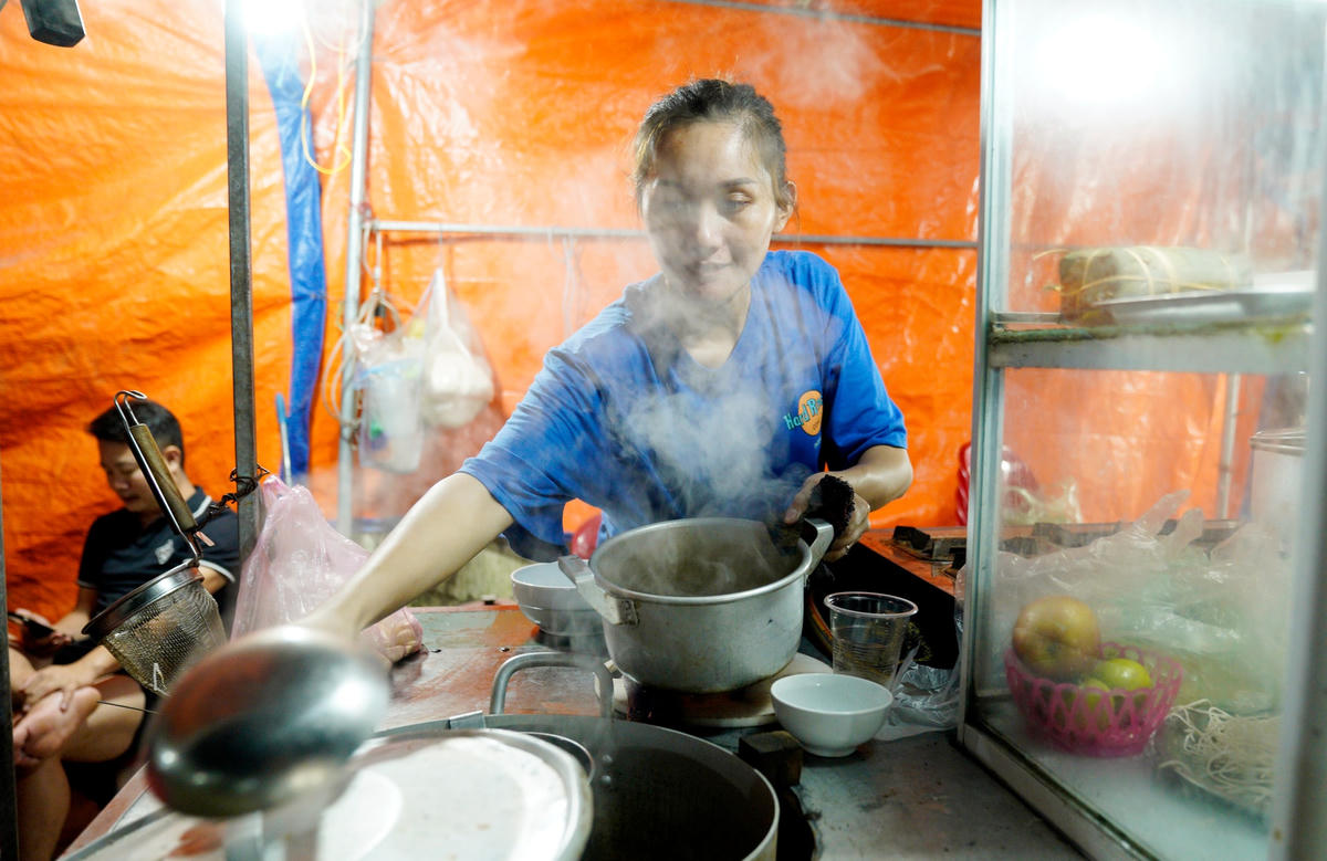 Đằng sau những gánh hàng rong là những làn khói thơm từ quán ăn đêm để phục vụ cho những lao động sau một đêm làm việc. 