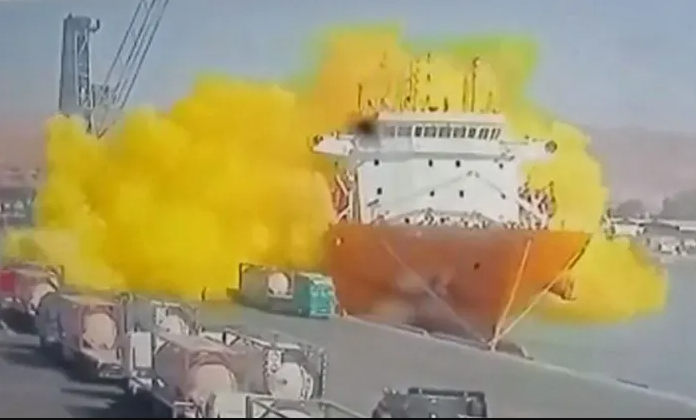 Đám mây khí độc màu vàng bốc lên sau khi bể chứa rò rỉ tại cảng ở Jordan. (Nguồn: theguardian.com).