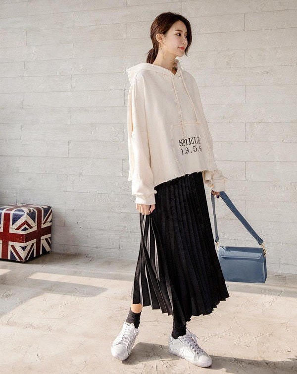 Những cô gái có style năng động đừng nên bỏ qua combo áo hoodie và chân váy xếp ly.