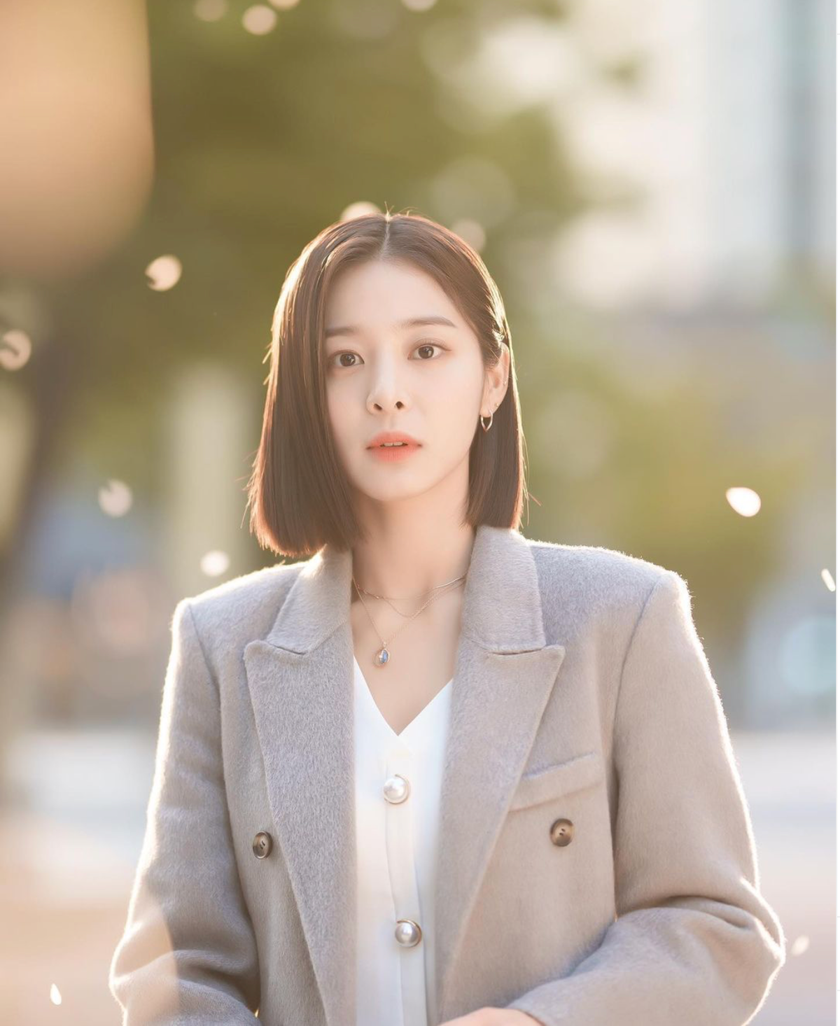 Seol In Ah vẫn thể hiện tốt nhân vật Jin Young Seo vừa dễ thương vừa mạnh mẽ, dám nghĩ dám làm. Nét đẹp sắc sảo, ngoại hình thon gọn và phong thái sang chảnh giúp cũng giúp cô “ăn điểm” trong mắt người xem. 