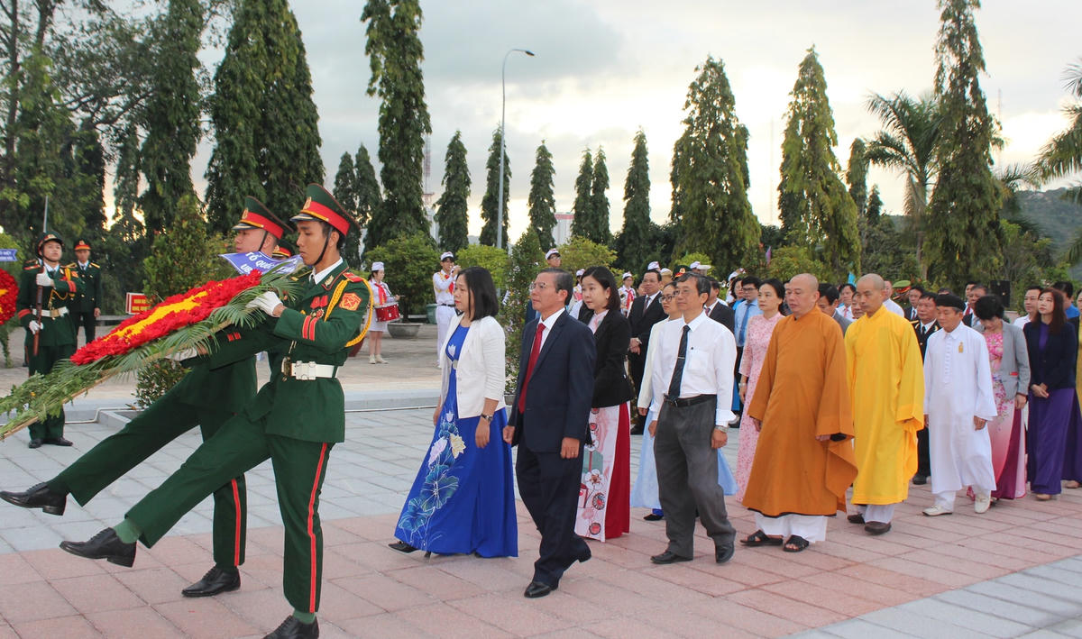Đoàn đại biểu Ủy ban MTTQ Việt Nam tỉnh Khánh Hòa do ông Trần Ngọc Thanh dần đầu vào viếng.