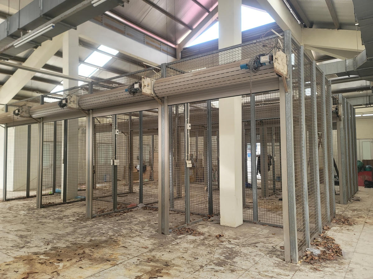 Theo ông Nguyễn Hữu Thao, thuộc Hội đồng quản trị Hợp tác xã chợ Phú Đô lý do chợ chưa đưa vào hoạt động động là do nhiều hạng mục chưa hoàn thiện như hạng mục phòng cháy chữa cháy, hệ thống điện chưa ổn định. Hiện tại, nhiều hạng mục cũng xuống cấp, UBND quận Nam Từ Liêm đang tiến hành hoàn thiện tiếp để tiến hành nghiệm thu đưa vào sử dụng. 