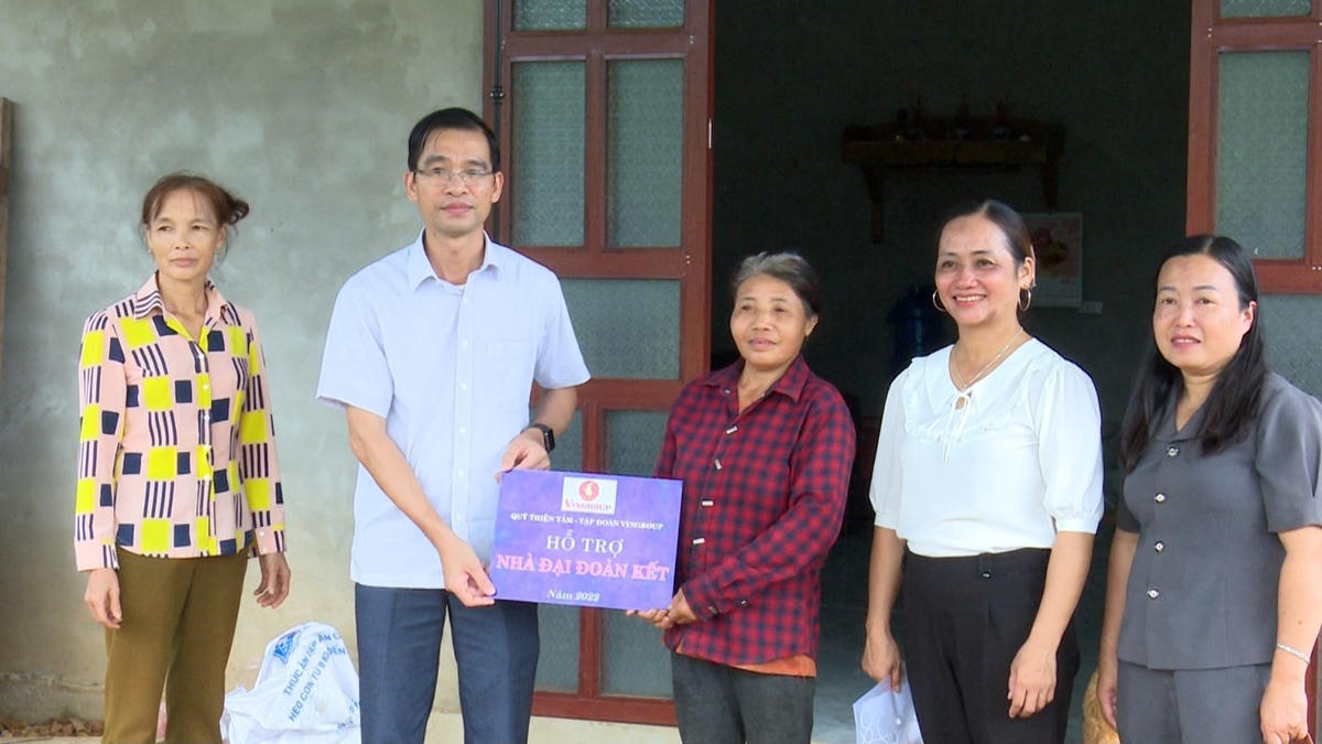 Lãnh đạo Ủy ban MTTQ tỉnh Bắc Kạn trao tặng nhà Đại đoàn kết cho người nghèo trên địa bàn huyện Bạch Thông.
