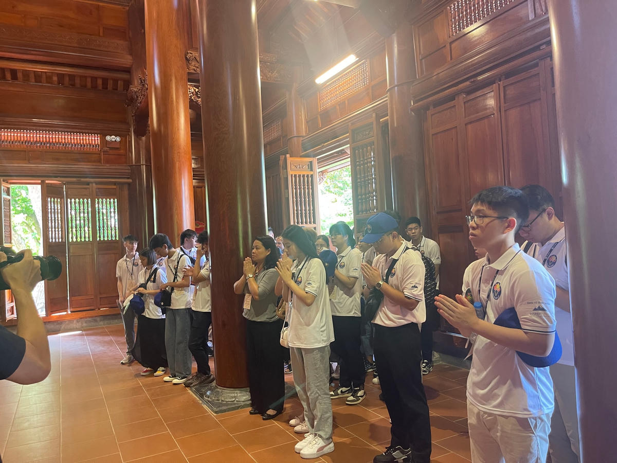 bày tỏ lòng tri ân đến vị Cha già dân tộc