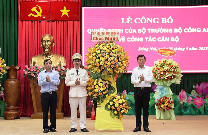 Lãnh đạo tỉnh Đồng Nai tặng hoa chúc mừng tân Phó giám đốc Công an tỉnh. Ảnh: CTV.