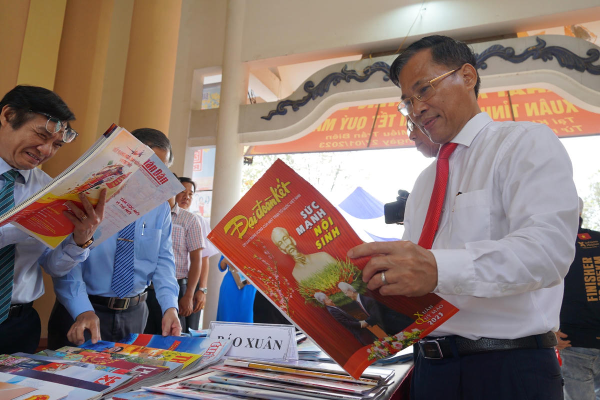 Trưởng ban Tuyên giáo tỉnh ủy Đồng Nai Phạm Xuân Hà xem ấn phẩm Xuân Quý Mão 2023 báo Đại Đoàn Kết. Ảnh: Mạnh Thìn.