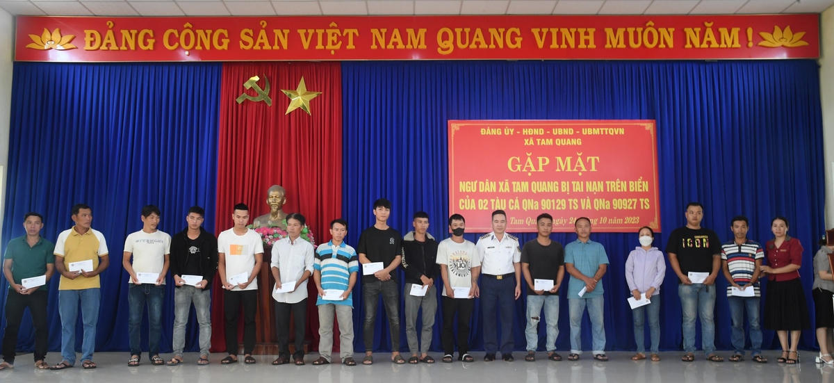 Lãnh đạo Hải đoàn 21 trao hỗ trợ các ngư dân gặp nạn trong 2 vụ chìm tàu cá ở Trường Sa.