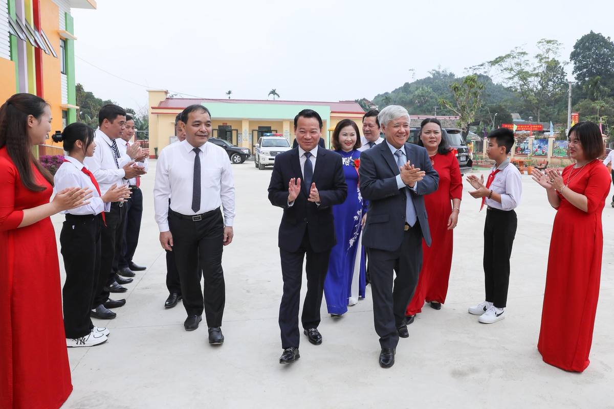 Bí thư Trung ương Đảng, Chủ tịch UBTƯ MTTQ Việt Nam Đỗ Văn Chiến thăm và chúc mừng thầy và trò Trường Mầm non Quy Mông, Trường Tiểu học và Trung học cơ sở Quy Mông, xã Quy Mông, huyện Trấn Yên