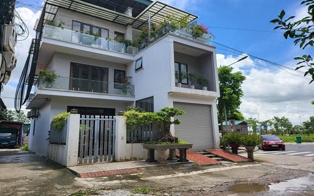 Ngôi nhà được cho là ông Phạm Đỗ Lâm, Chủ tịch Thị trấn Kẻ Sặt, huyện Bình Giang, Hải Dương xây dựng trên đất nông nghiệp