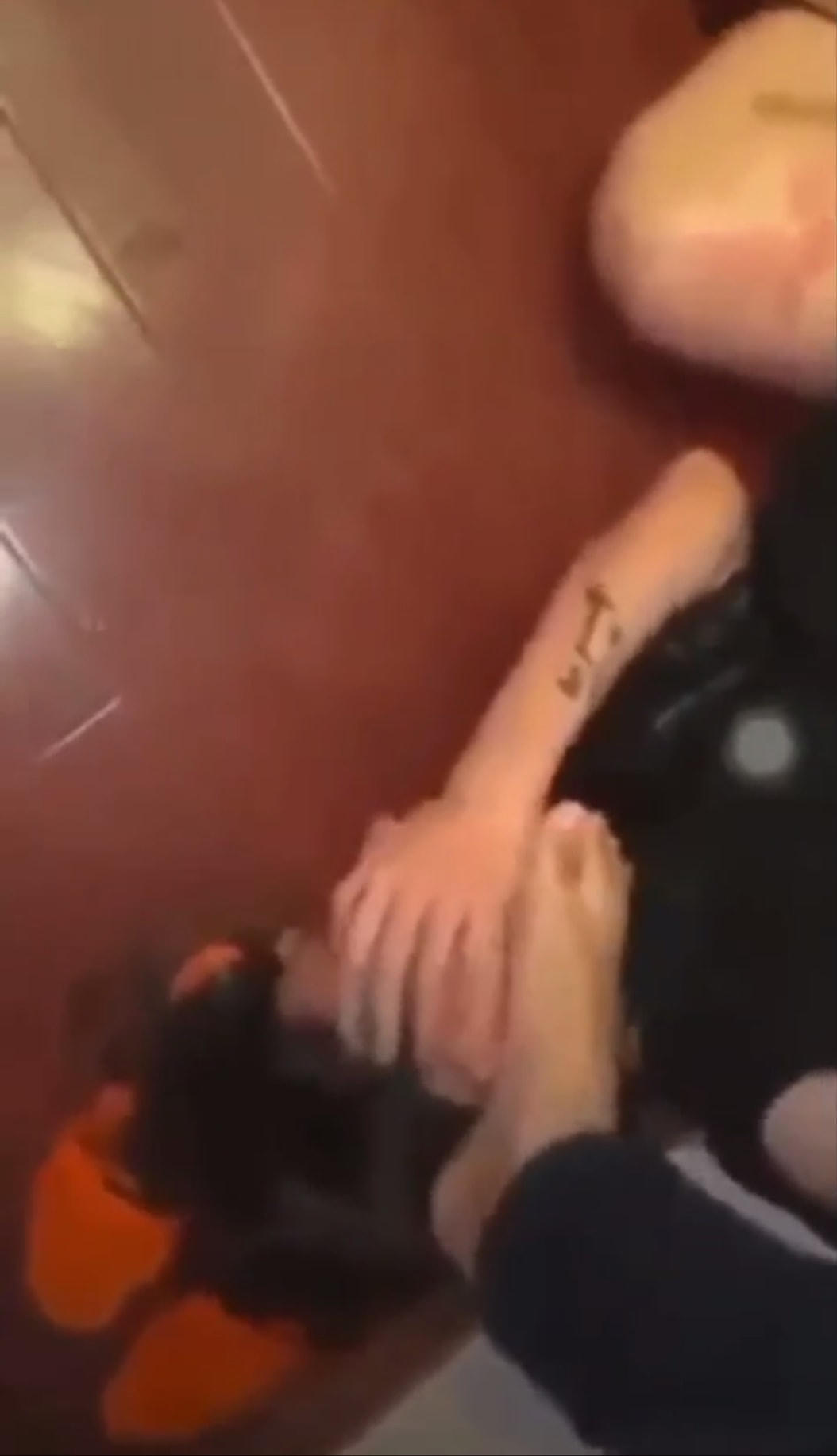 Người đàn ông lấy chân đạp lên mặt người được cho là vợ và đang mang bầu. Ảnh cắt từ clip.