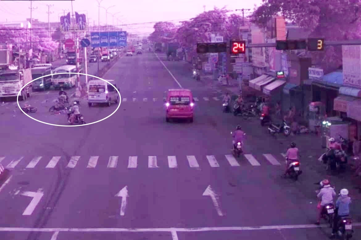 Đèn xanh còn 4 giây, tài xế 'vít ga' qua giao lộ tông 3 người thương vong