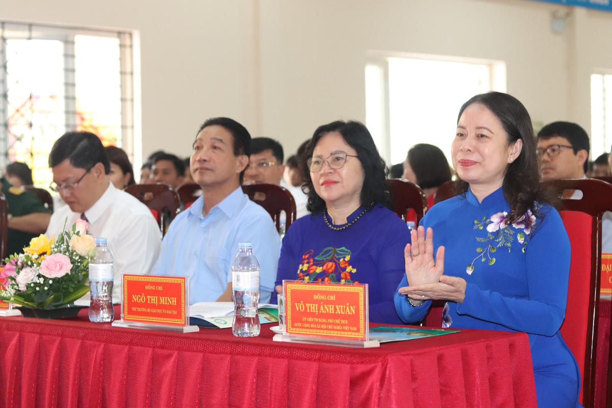 Phó Chủ tịch nước Võ Thị Ánh Xuân dự khai giảng tại ngôi trường miền núi xứ Thanh