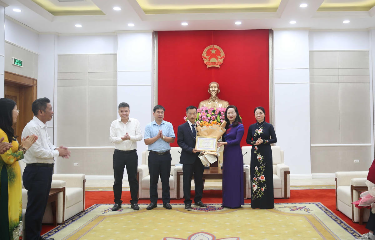 Phó Chủ tịch UBND tỉnh Quảng Ninh Nguyễn Thị Hạnh trao khen thưởng cho thầy giáo Hà Đại Tôn, giáo viên phụ trách đội tuyển học sinh giỏi môn Tin học năm 2025 Trường THPT Chuyên Hạ Long. Ảnh: QMG.