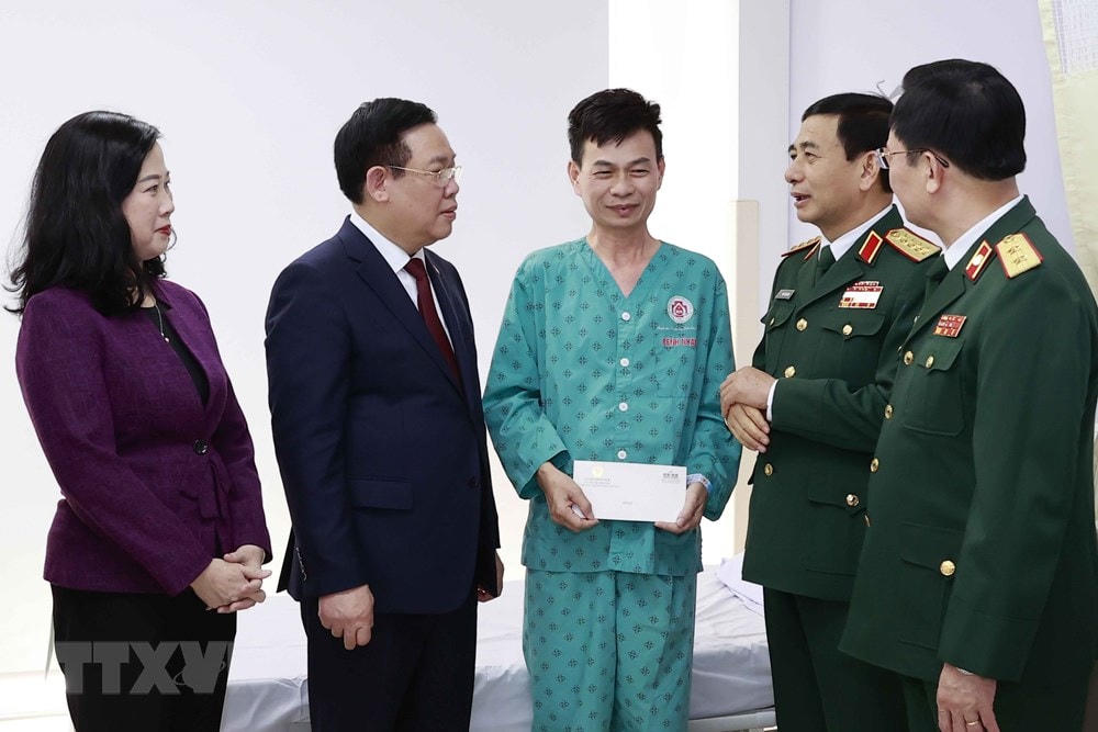 Chủ tịch Quốc hội Vương Đình Huệ tặng quà bệnh nhân tại Khoa Ung bướu, Bệnh viện Trung ương Quân đội 108. (Ảnh: Doãn Tấn/TTXVN).