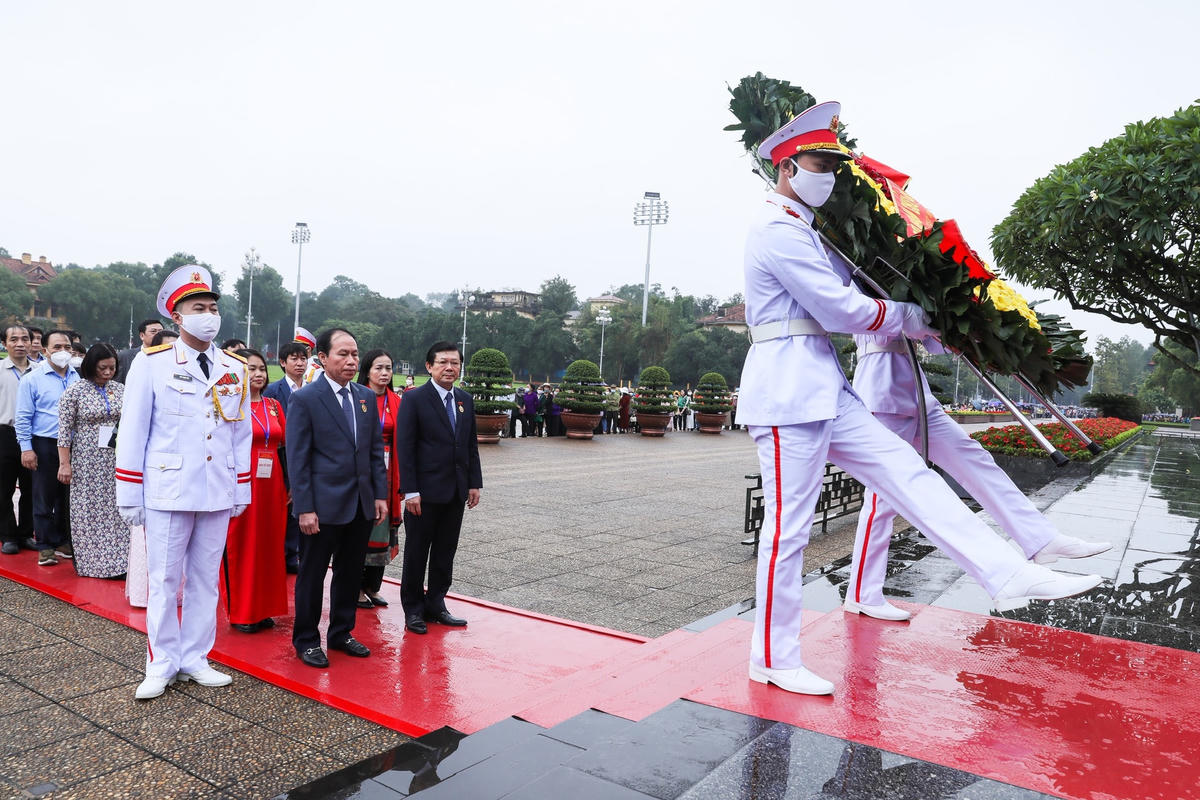 Đoàn đại biểu vào Lăng viếng Chủ tịch Hồ Chí Minh.