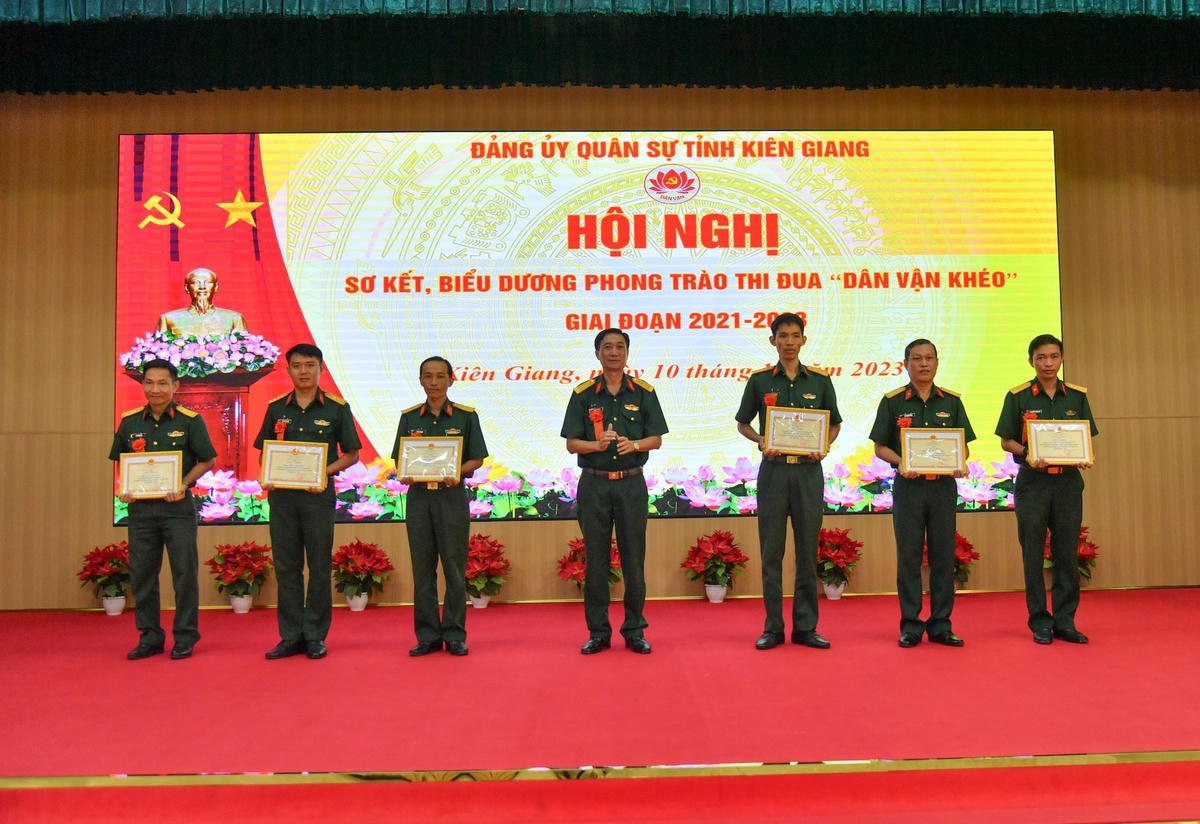 : Đại tá Cao Minh Tâm trao giấy khen cho các cá nhân đạt thành tích tốt trong thực hiện phong trào thi đua “Dân vận khéo” giai đoạn 2021-2023.