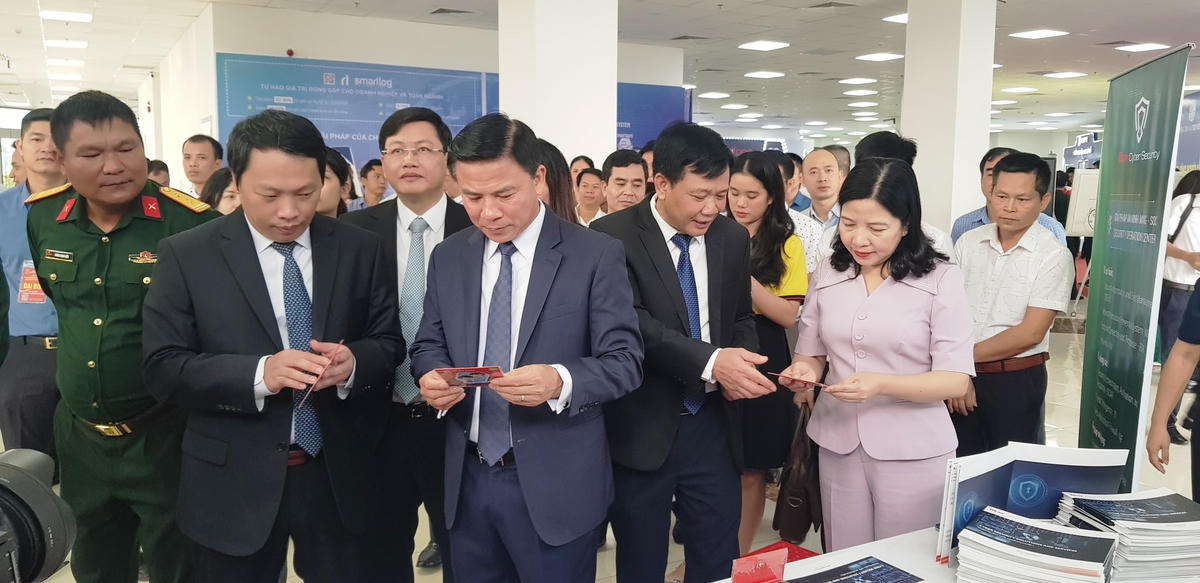 Thứ trưởng Bộ TTTT Nguyễn Huy Dũng, Bí thư Tỉnh ủy Thanh Hóa Đỗ Trọng Hưng, bà Phạm Thị Thanh Thủy, Trưởng ban Dân vận, Chủ tịch UBMTTQ tỉnh Thanh Hóa cùng các các đại biểu thăm quan các gian hàng trưng bày sản phẩm tại Triển lãm công nghệ số sáng ngày 18/11.