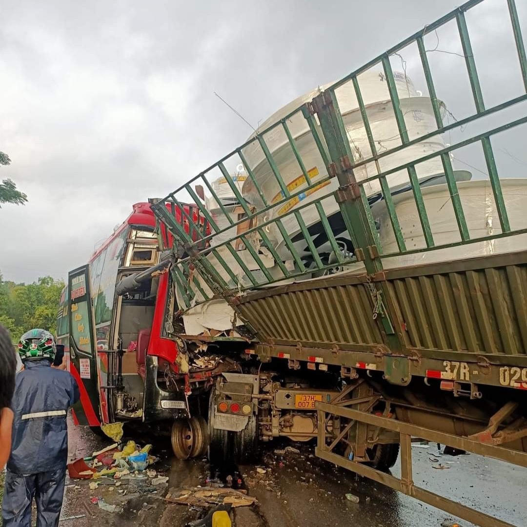 Lực lượng chức năng nỗ lực kéo 2 đầu xe đang dính chặt vào nhau ra.