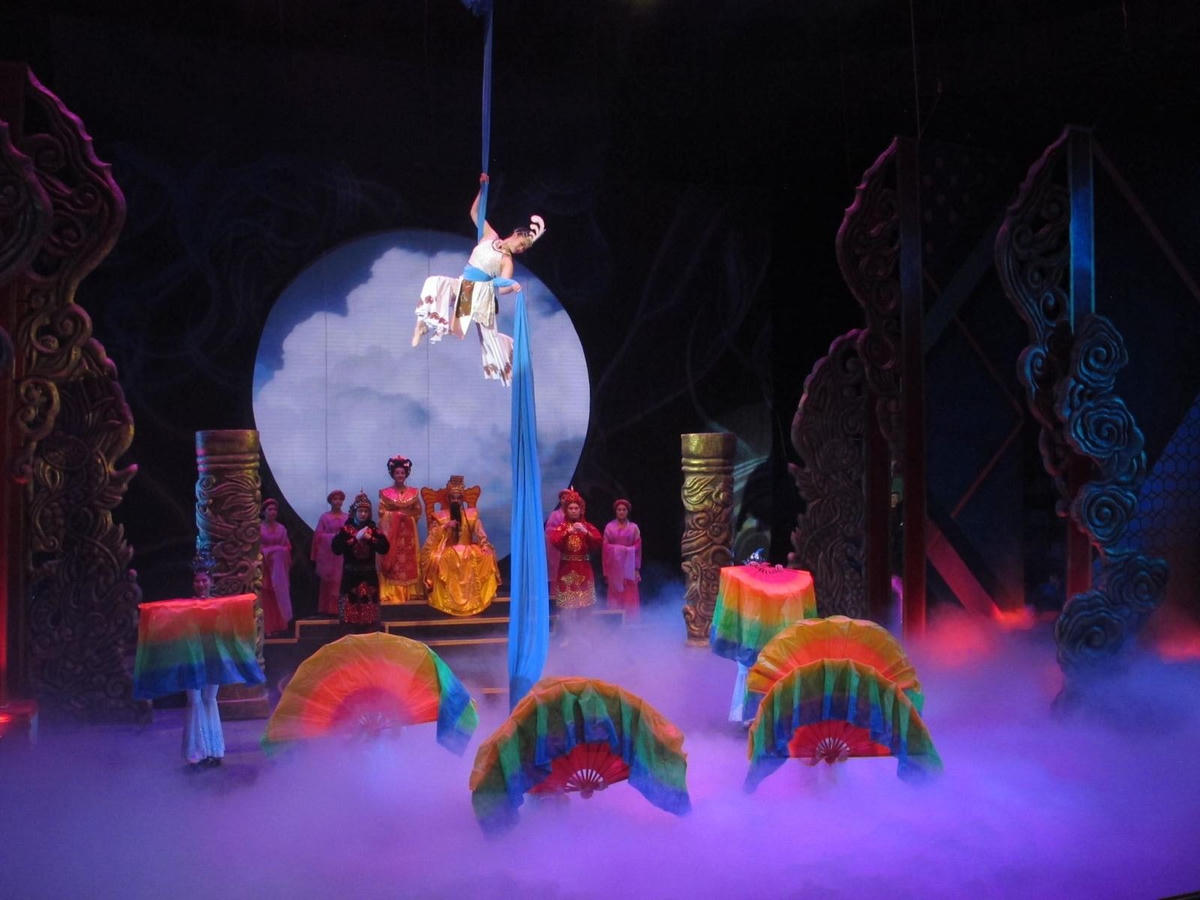 Một cảnh trong vở “Thượng Thiên Thánh Mẫu” kết hợp dựng cải lương với xiếc. Ảnh: Lại Tấn.