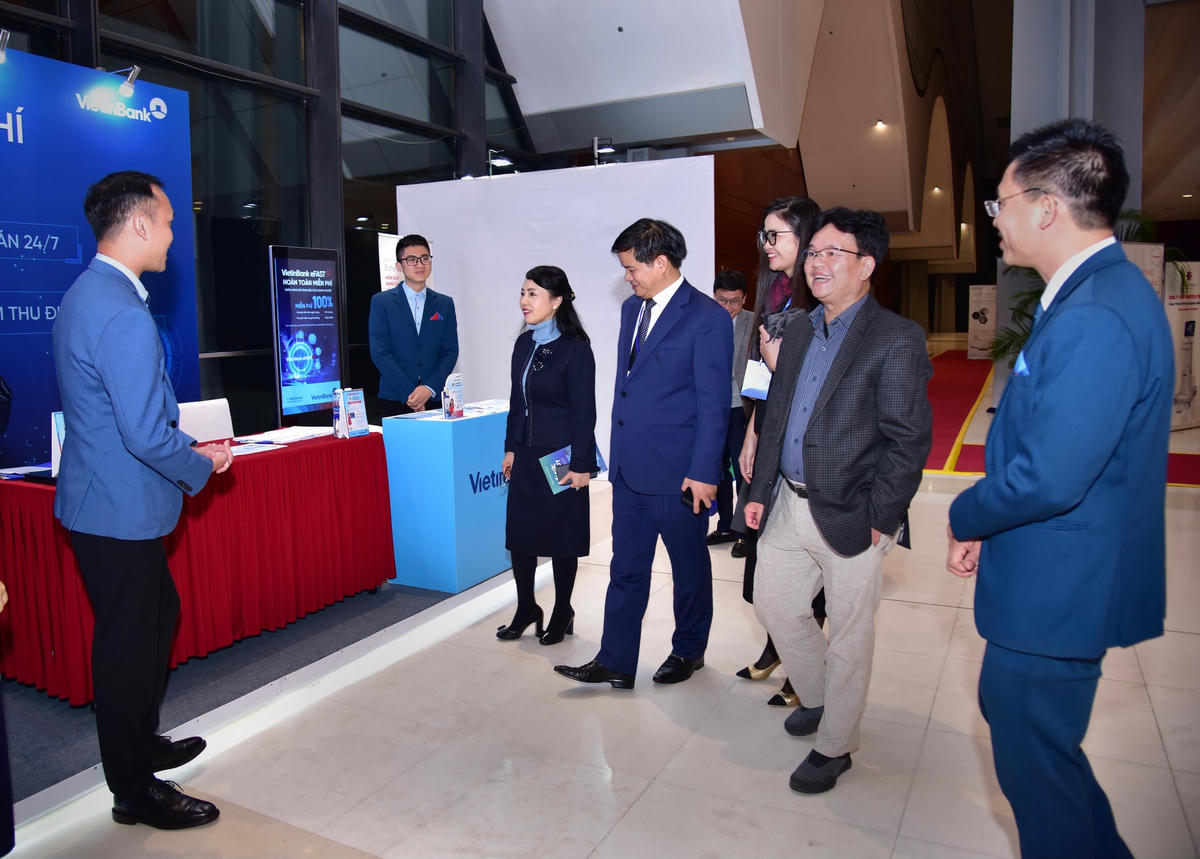 Các giải pháp thanh toán của VietinBank thu hút sự quan tâm của đông đảo đại biểu tham dự bên lề Hội nghị.