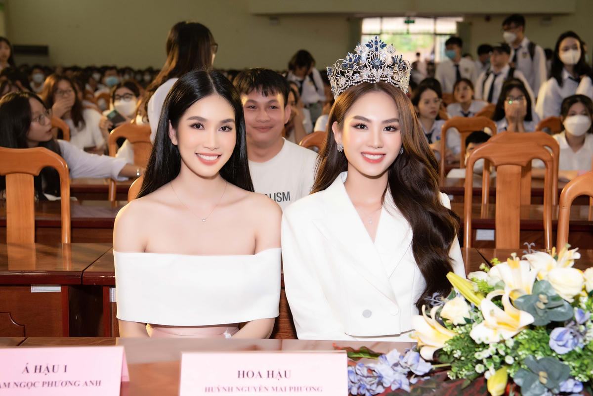 Mai Phương, Phương Anh truyền cảm hứng thi hoa hậu cho các bạn trẻ.