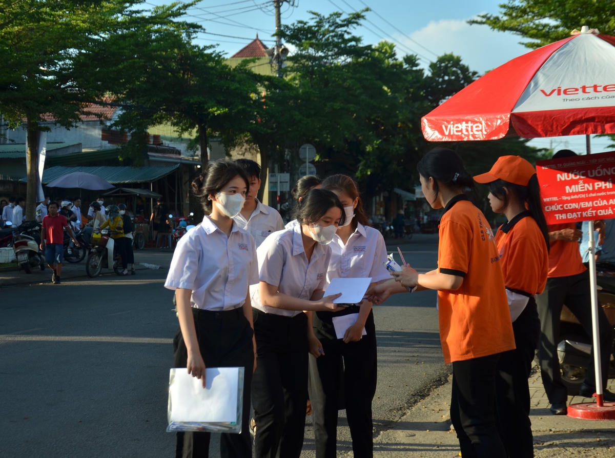 Thí sinh Quảng Ngãi đến điểm trường dự thi tốt nghiệp THPT năm 2023.