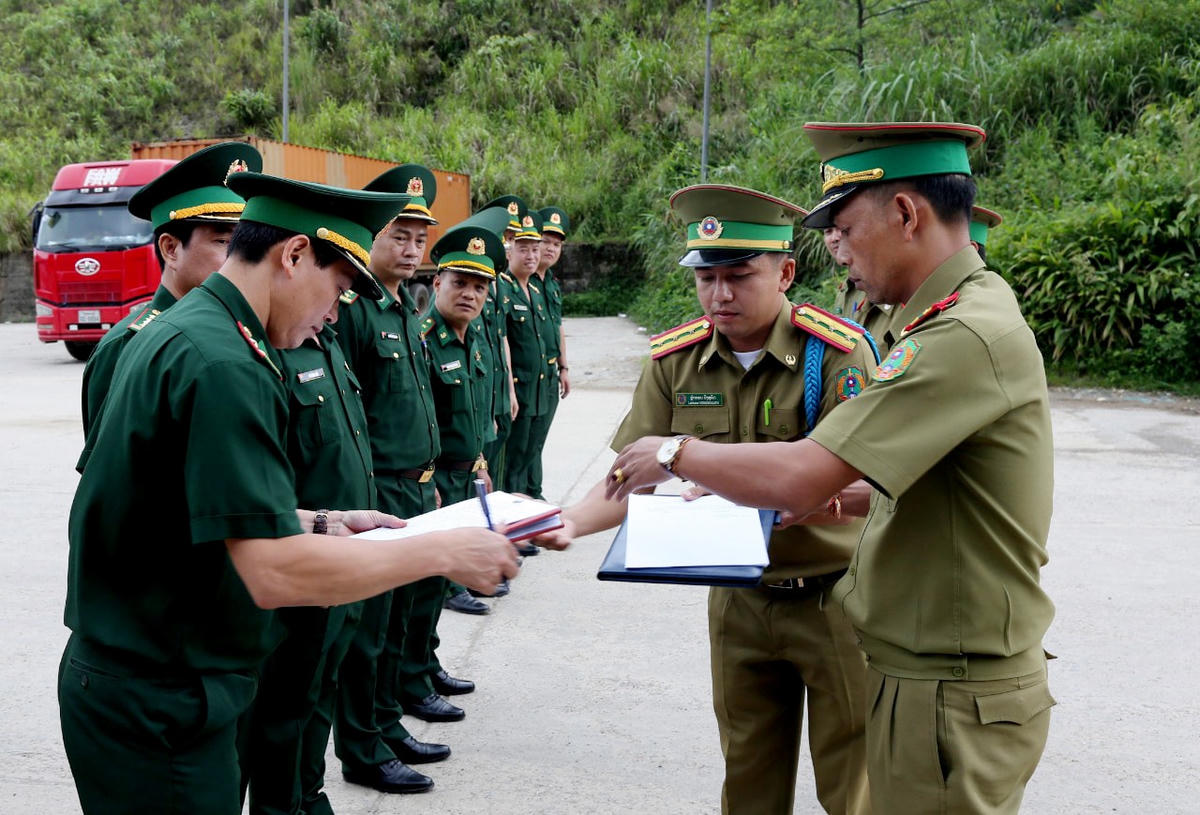 Đại diện Bộ đội Biên phòng Hà Tĩnh và lực lượng chức năng nước bạn Lào làm các thủ tục tiếp nhận bàn giao các nạn nhân.