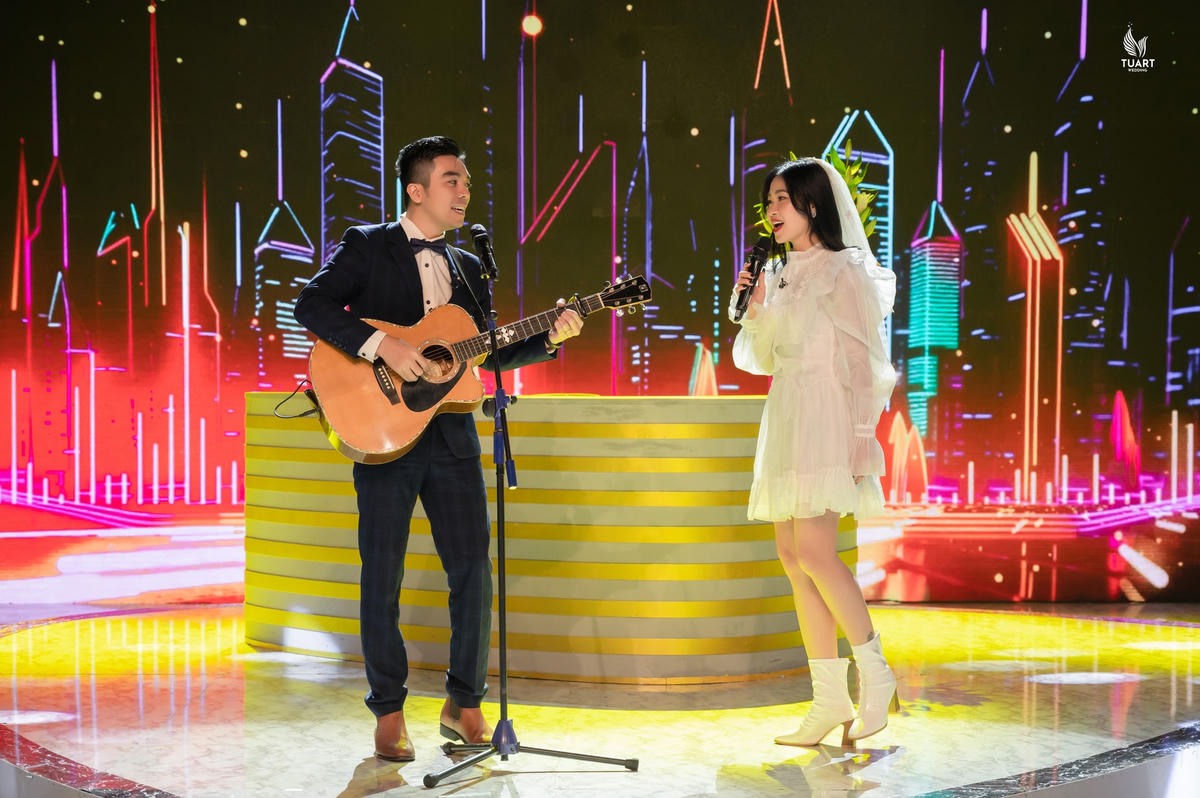 Hà Myo và chồng đàn và hát khiến khán giả vô cùng thích thú. 
