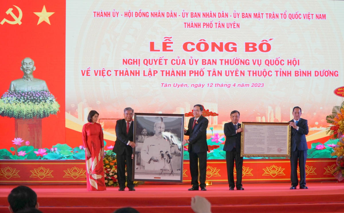 Phó Chủ tịch Thường trực Quốc hội Trần Thanh Mẫn trao Nghị quyết thành lập thành phố Tân Uyên ngày 12/4.