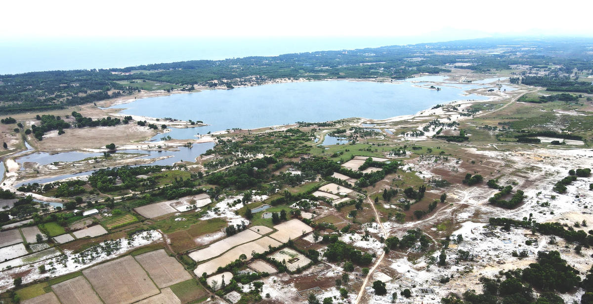 Trong vòng bán kính 3km xung quanh Xí nghiệp, ao hồ bị ô nhiễm, đồng ruộng bị sa mạc hóa, nguồn nước ngầm cạn kiệt… là những hệ lụy mà hàng chục nghìn người dân vùng bãi ngang huyện Thạch Hà đang phải gánh chịu.