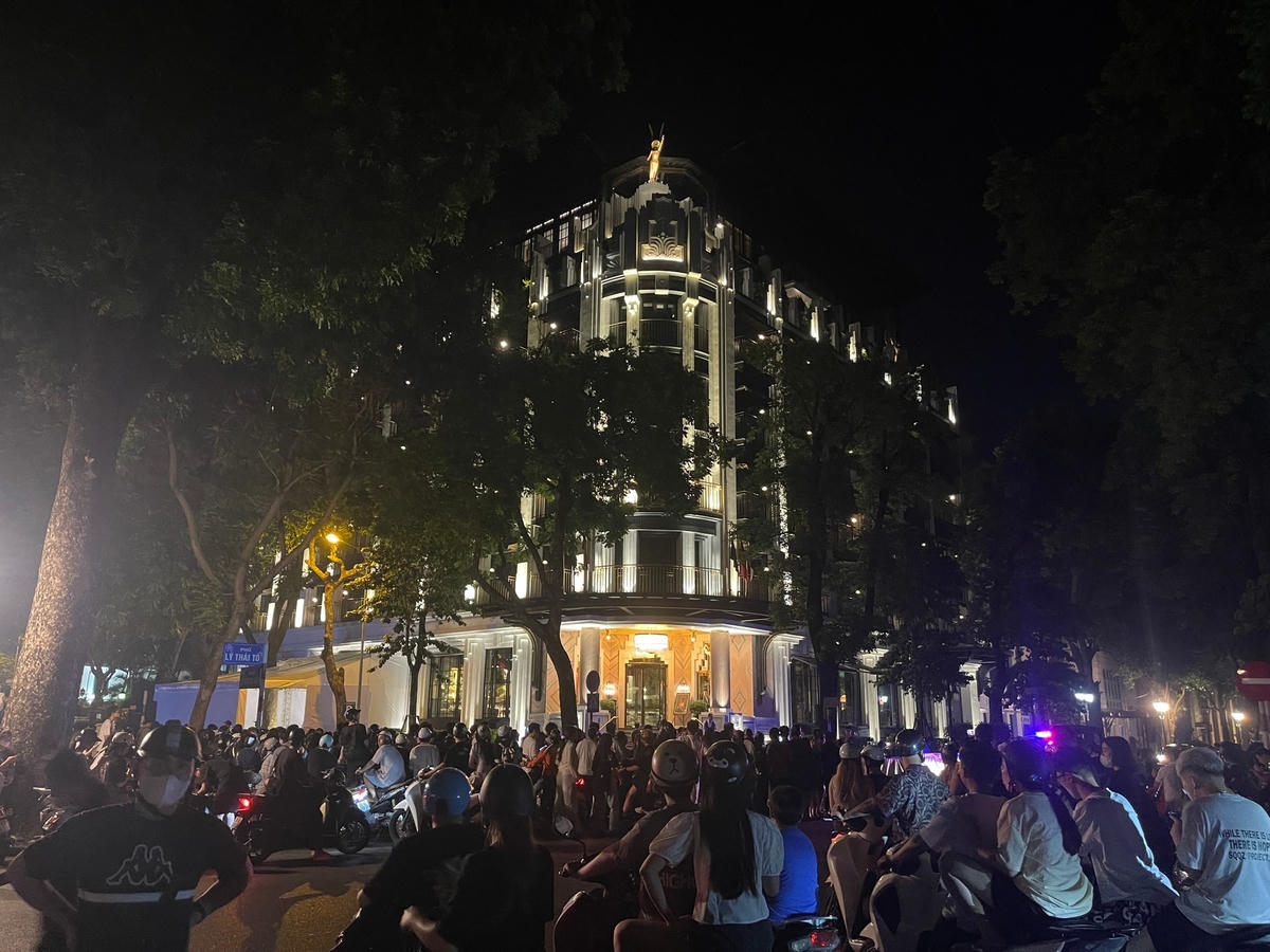 Khách sạn Capella Hanoi bị người hâm mộ vây kín bên ngoài. 