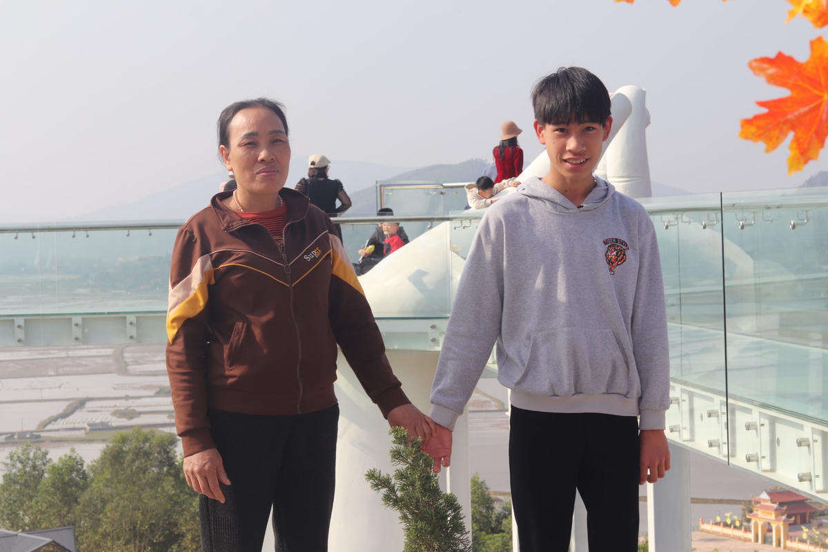 Chị Trịnh Phương Thảo (22 tuổi, trú huyện Vĩnh Lộc) cho biết: Sau khi xem thông tin, hình ảnh về cầu kính tại chùa Cao trên mạng xã hội, nhân dịp được nghỉ Tết, chị đã rủ gia đình đến đây thăm quan, vãn cảnh đồng thời check - in để lưu lại những kỷ niệm đẹp.