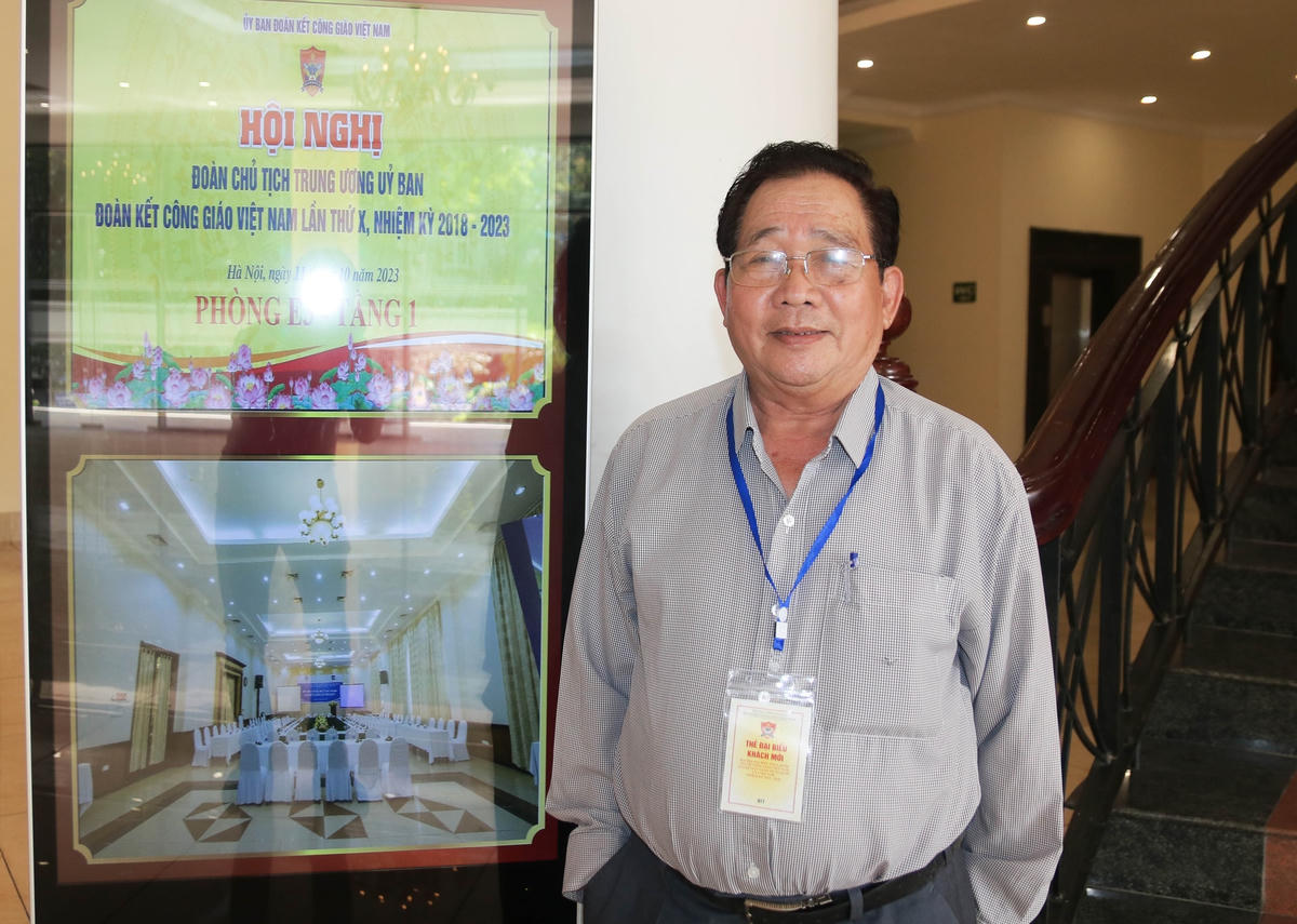 Ông Dương Văn Tuệ, Giáo dân tại Giáo phận Ban Mê Thuột (Đắk Lắk) bày tỏ vui mừng, phấn khởi khi hạ cánh xuống sân bay Nội Bài trong tiết trời mát mẻ của mùa thu Hà Nội cảm nhận được không khí trang trọng tại nơi tổ chức Đại hội cũng như sự đón tiếp ân cần, chu đáo của Ban Tổ chức.