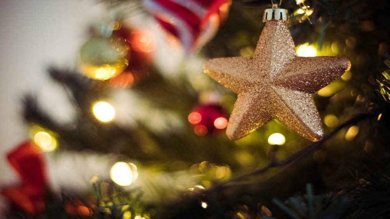 Ngôi sao là biểu tượng cho sự may mắn, thường được treo trên đỉnh của cây thông Noel.