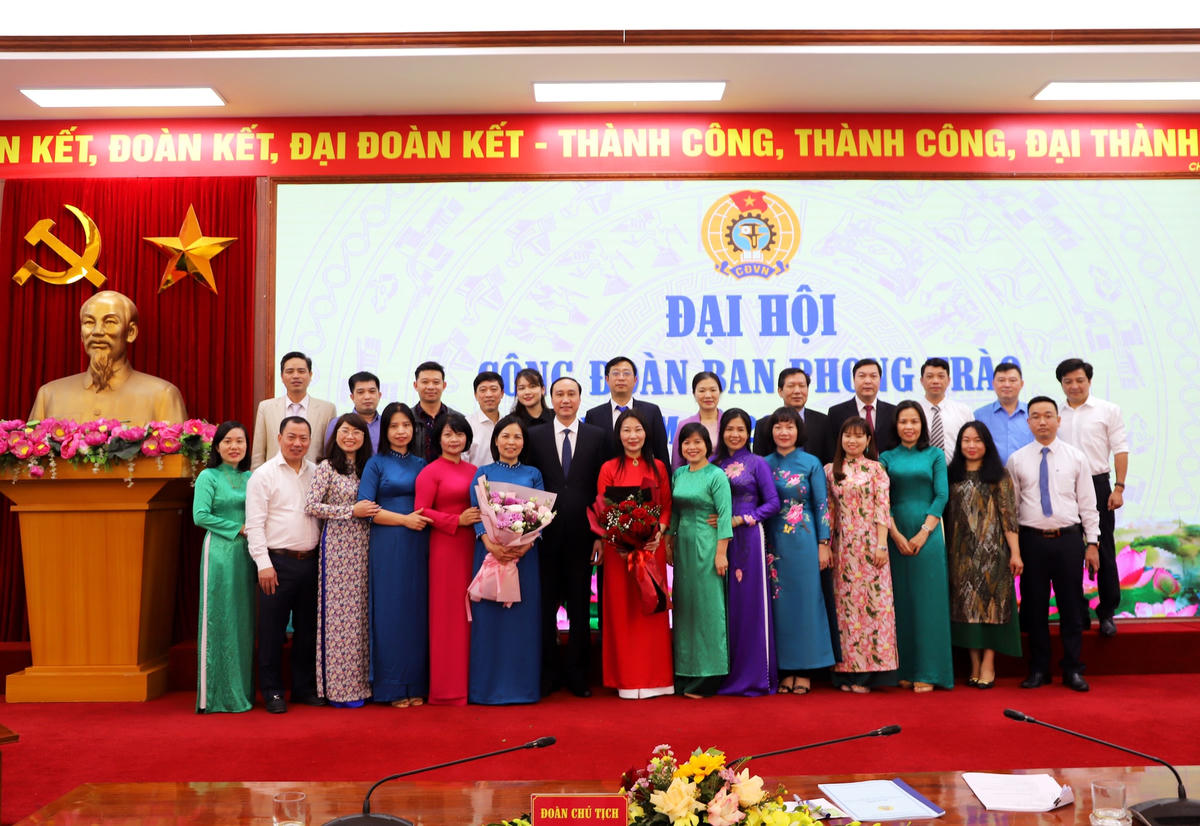 Phó Chủ tịch Trương Thị Ngọc Ánh, Phó Chủ tịch Phùng Khánh Tài chụp ảnh lưu niệm cùng các đại biểu tham dự Đại hội.