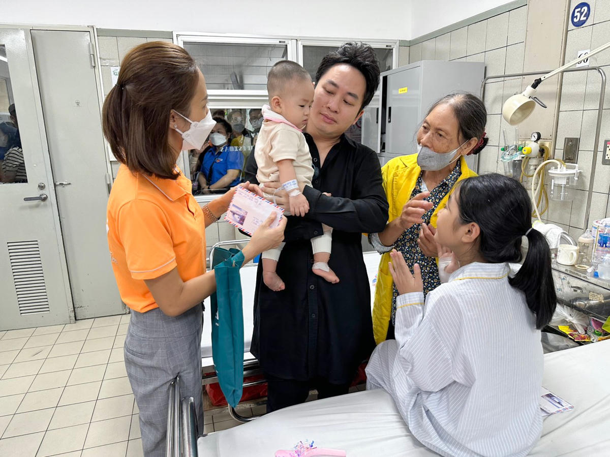 Ca sĩ Tùng Dương đã vào Bệnh viện Bạch Mai để trực tiếp thăm hỏi 25 nạn nhân đang điều trị sau hậu quả của vụ hoả hoạn. Anh mong rằng những người ở lại sẽ sớm vượt qua được nỗi đau này.
