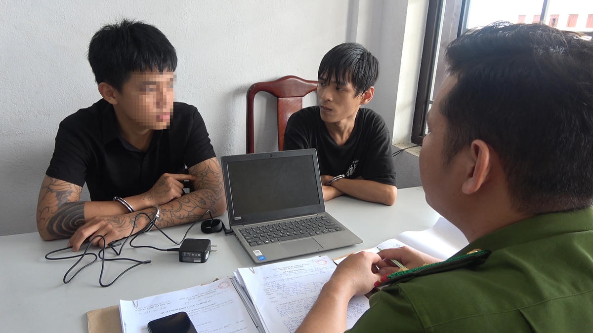 Các đối tượng tại cơ quan Công an.
