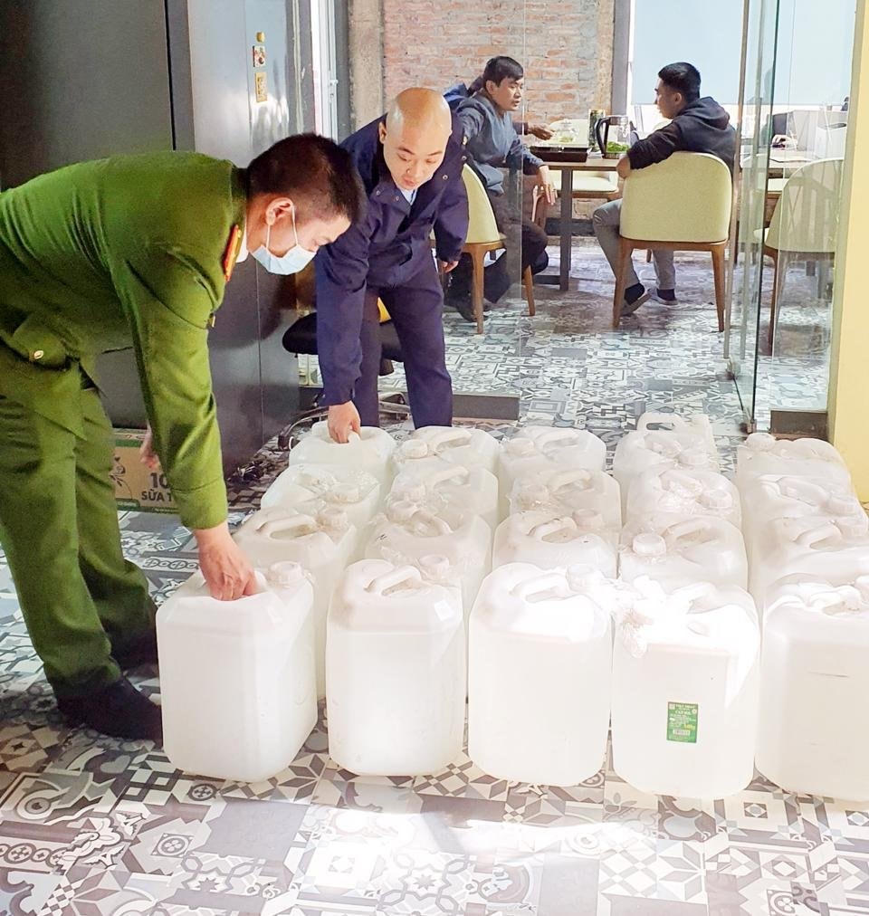 Lực lượng chức năng tại Hà Nội thu giữ rượu không rõ nguồn gốc.