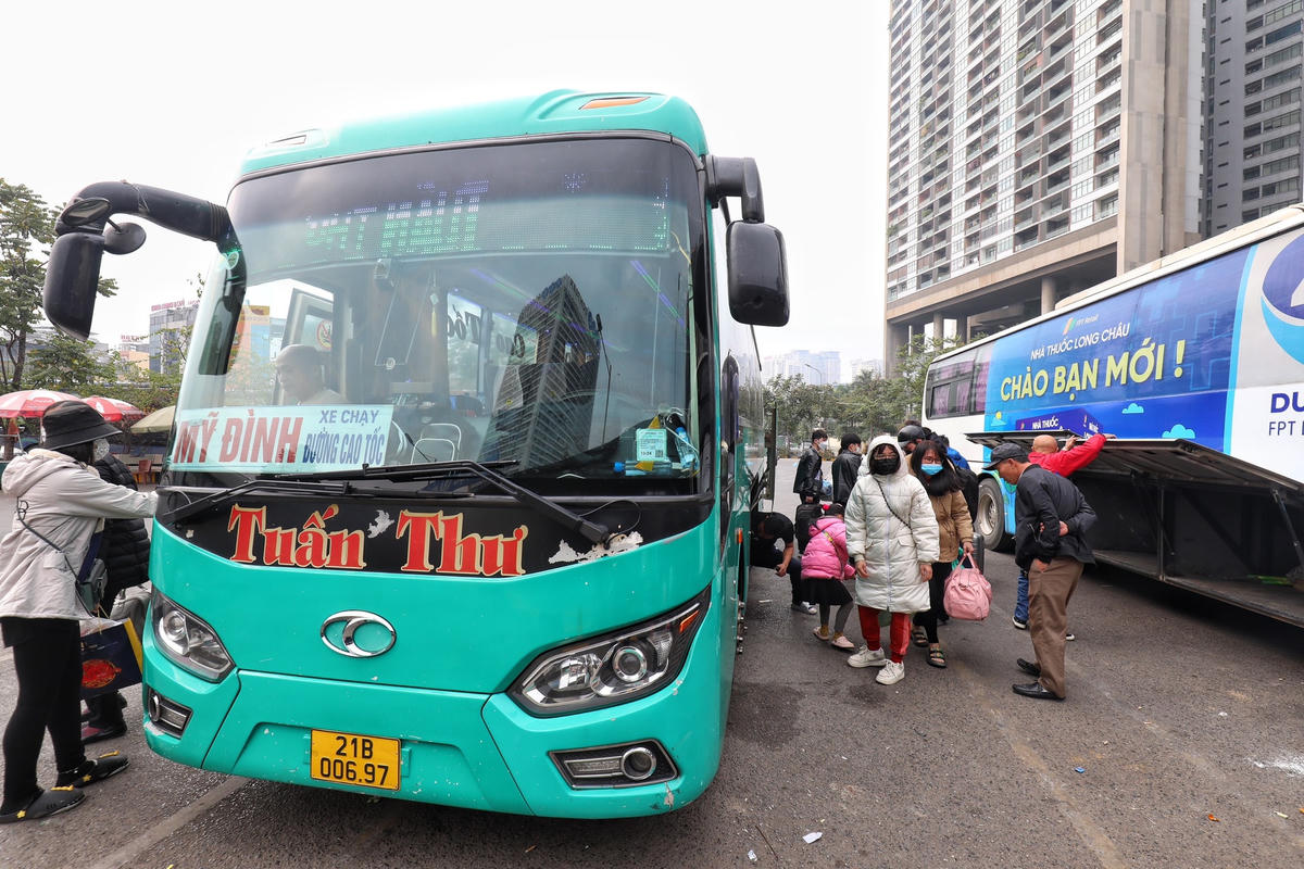 Tại bến xe Mỹ Đình lượng hành khách cũng đông đúc ngay từ đầu giờ chiều.