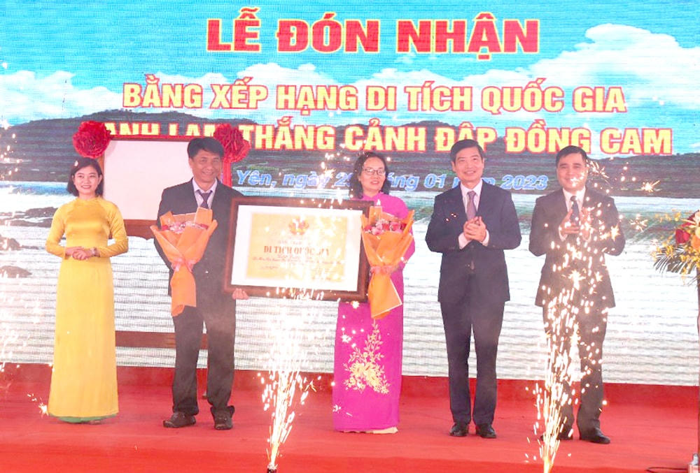Các Lãnh đạo trao Bằng xếp hạng di dích quốc gia Danh lam thắng cảnh Đập Đồng Cam cho Sở VH-TT-DL và Công ty TNHH MTV Thủy nông Đồng Cam. 