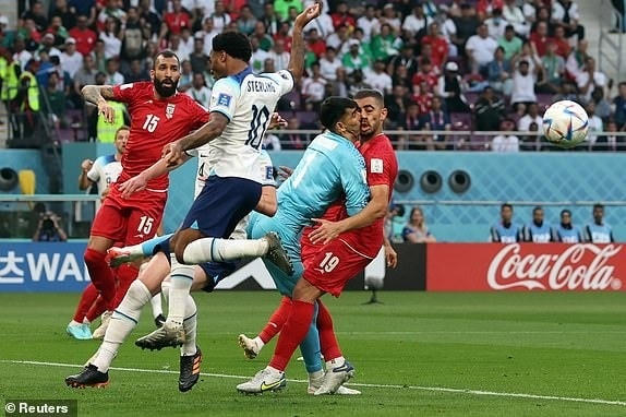 Tình huống thủ thành Beiranvand va chạm cực mạnh với đồng đội ở phút thứ 10 của trận đấu (Ảnh: Reuters).