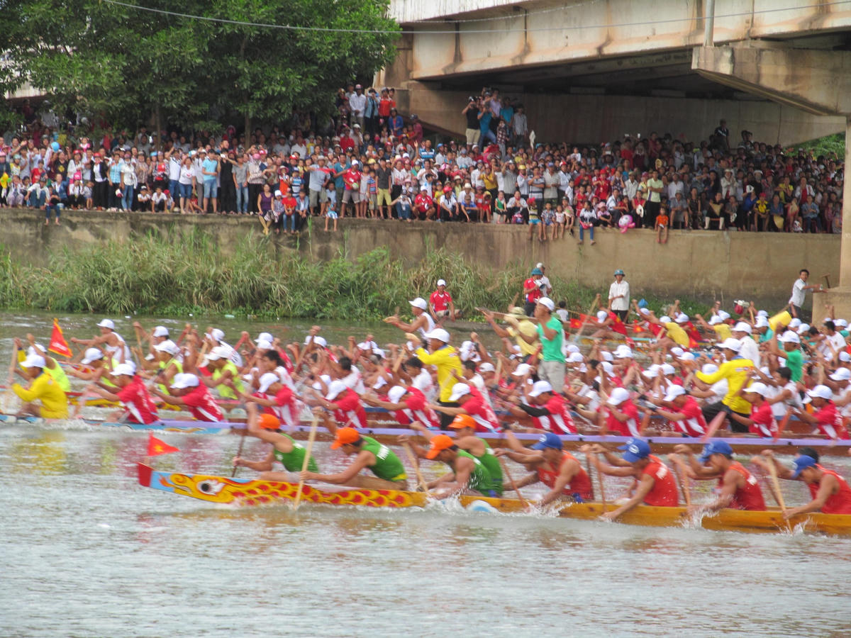 Đua thuyền trên dòng Kiến Giang.