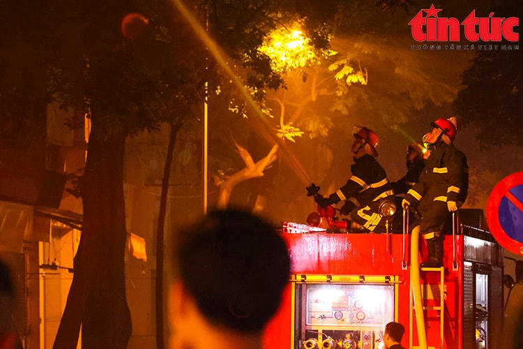 Lực lượng chữa cháy triển khai đội hình theo nhiều hướng dập tắt đám cháy.