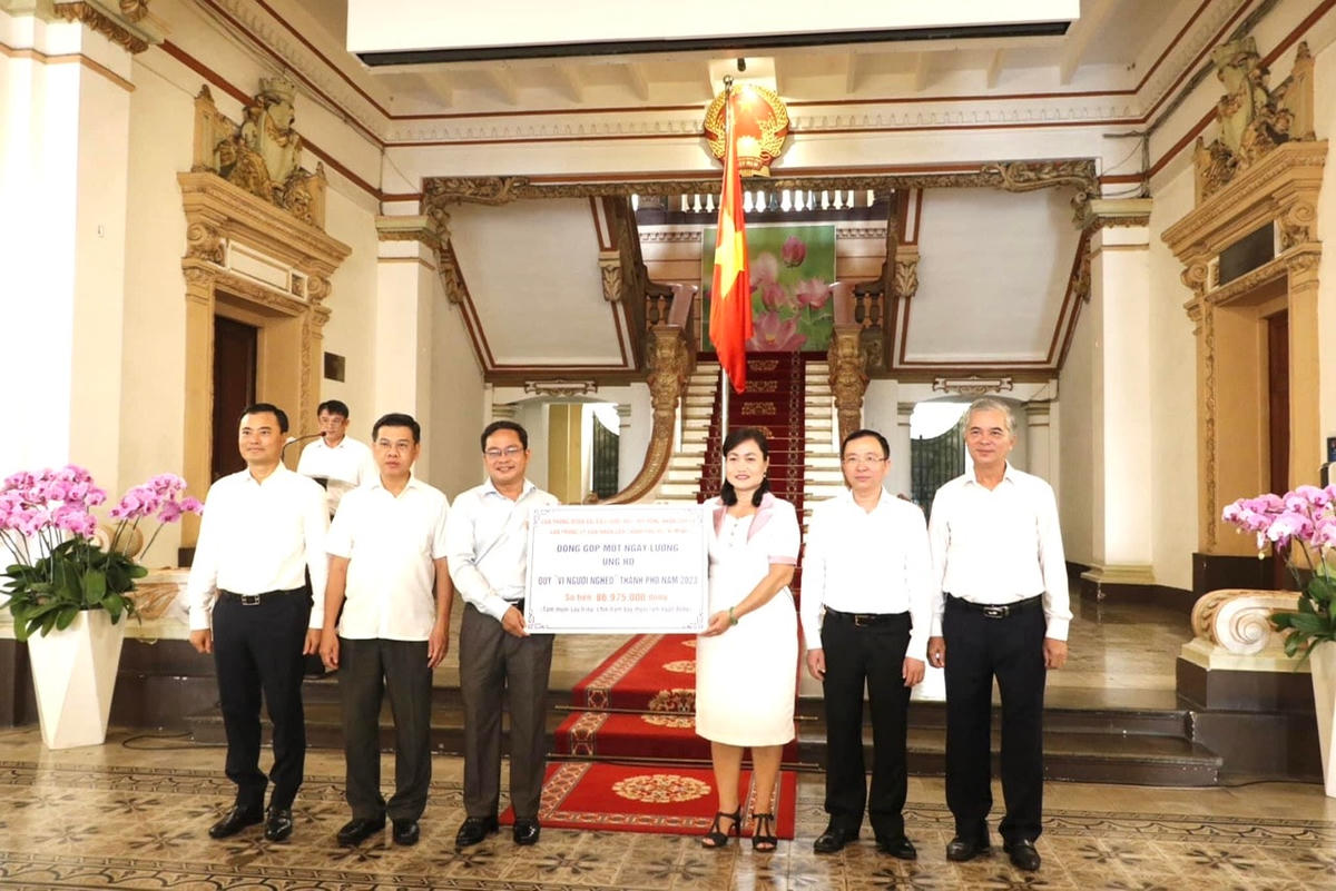 Phó Chủ tịch Ủy ban MTTQ Việt Nam TP HCM Phạm Minh Tuấn đại diện nhận bảng tượng trưng đóng góp ủng hộ.