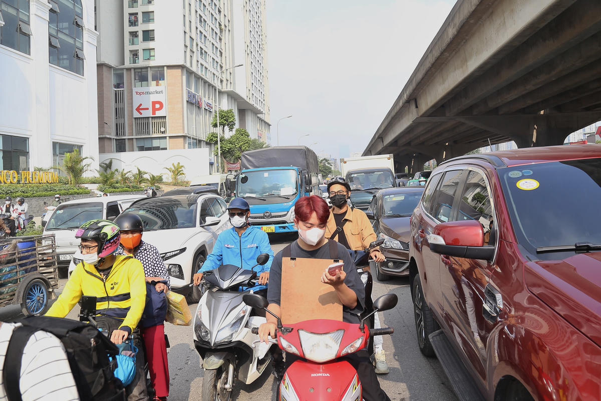  Nhiều người tỏ ra mệt mỏi khi phải di chuyển trong ùn tắc.