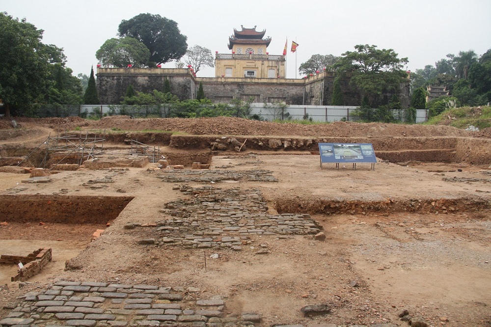 Hố khai quật nằm giữa vị trí nhà Cục tác chiến và Đoan Môn. Phía Bắc, tiếp giáp nền nhà Cục tác chiến; phía Nam giáp hố khai quật năm 2012, 2013; phía Đông tiếp giáp hố khai quật năm 2015; phía Tây tiếp giáp hố khai quật năm 2013.